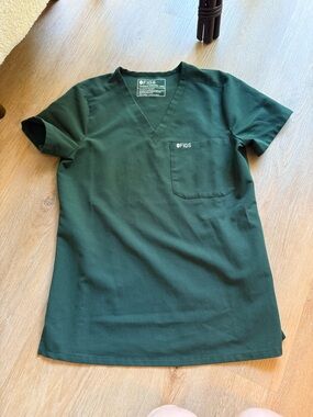 Figs Women’s V-Neck Scrub Top in Forest Green